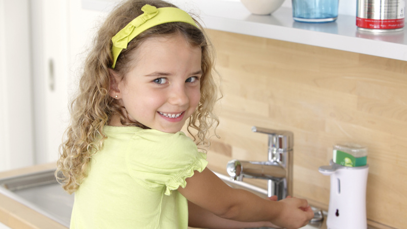 Hygiene, Händewaschen, Sauberkeit: Ein Mädchen wäscht sich die Hände am Waschbecken