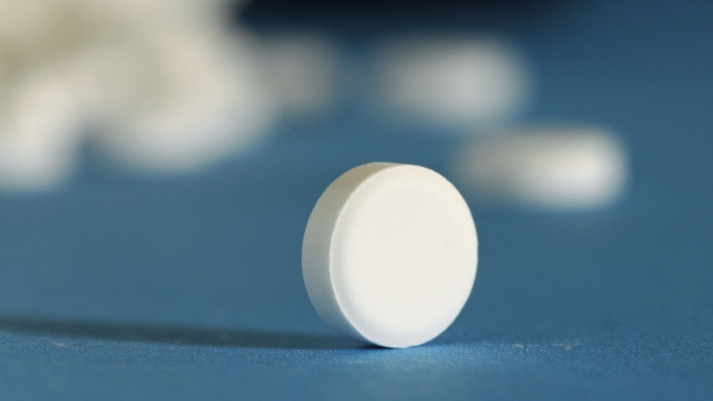 Un comprimé sur la tranche sur un fond bleu