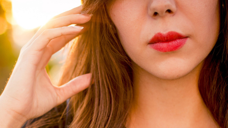 Eine Frau mit roten Lippen.