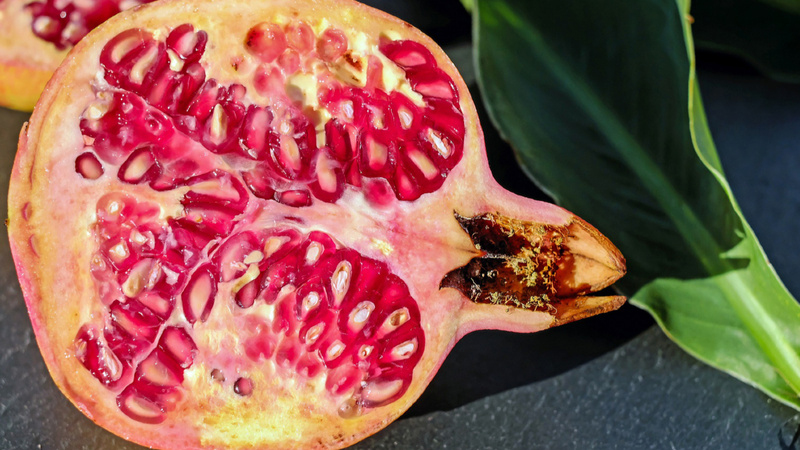 Ein halber Granatapfel.