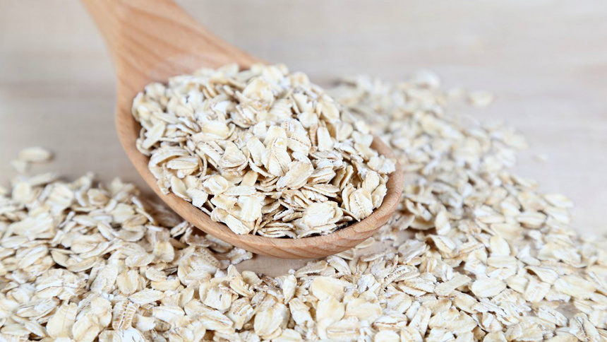 Des flocons d'avoine dans une cuillère