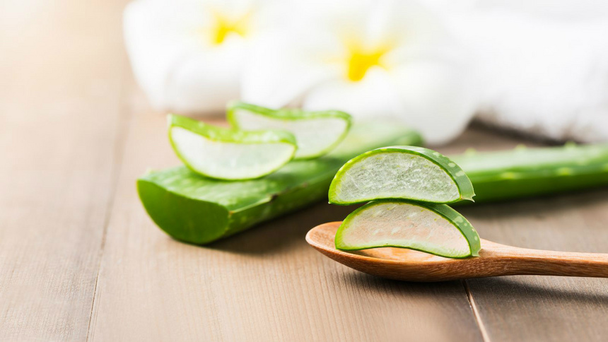 Beauté cosmétique naturelle explications: des morceaux de végétaux posés sur une cuillère en bois