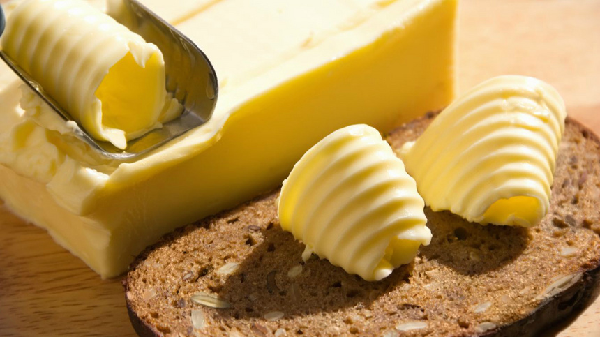 Ernährung, Milch, Milchprodukte, Butter: Eine Schnitte Vollkornbrot mit Butter