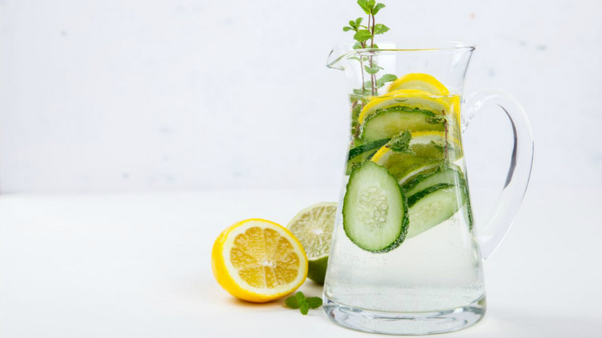 Ernährung, Fasten, Entschlacken: Ein Topf mit Wasser, Gurke und Zitrone