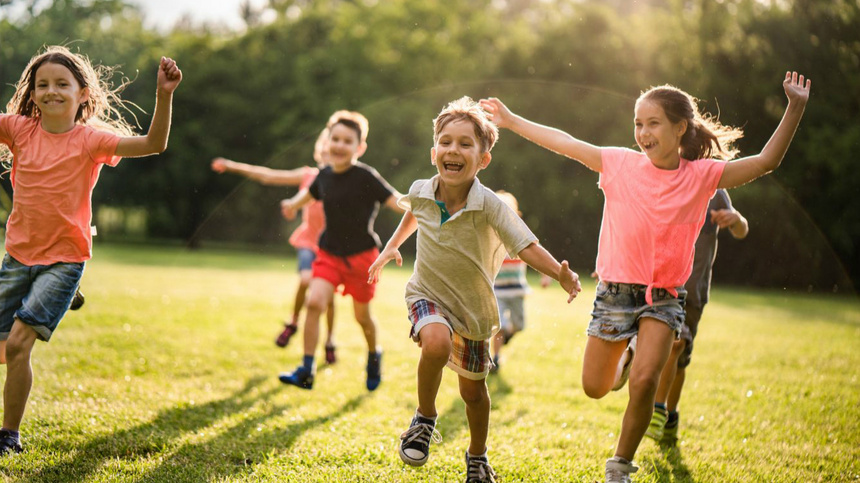 Alimentation substances vitales préparations multivitaminées: des enfants courent dans un champ