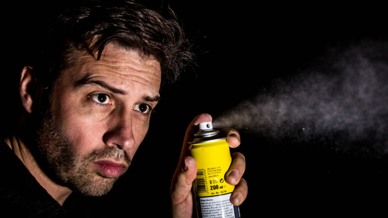 Haushaltschädlinge, Insekten, Insektenspray: Mann hält eine Spraydose in der Hand und sprayt