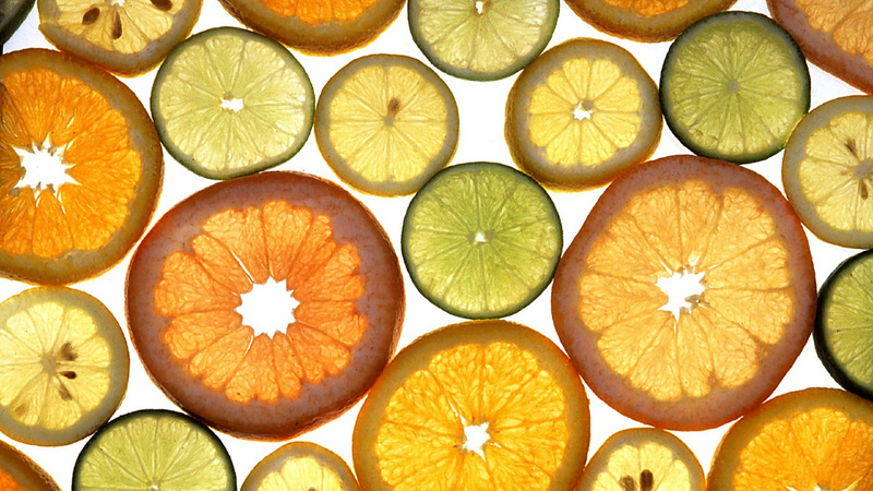 Alimentation vitamines sources présentation: des rondelles de citrons, d'oranges et de limes