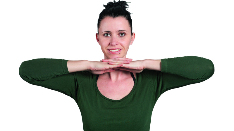 Une femme a les mains appuyées sur le menton