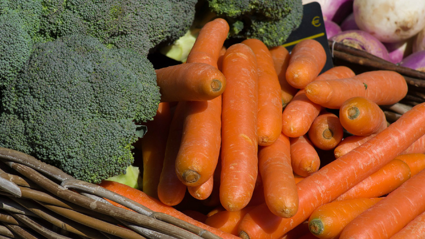 Korb gefüllt mit Karotten und Brokkoli
