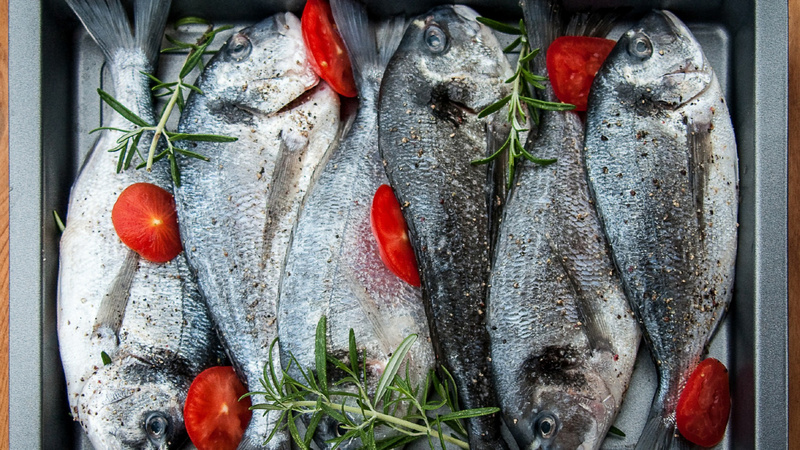 Cinq poissons dans un plat de cuisson