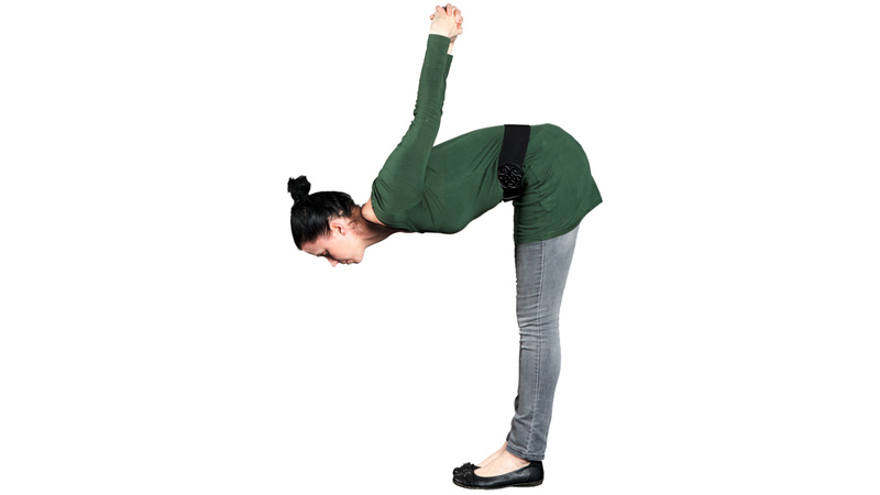 Une femme se penche devant elle en montant les mains derrière son dos