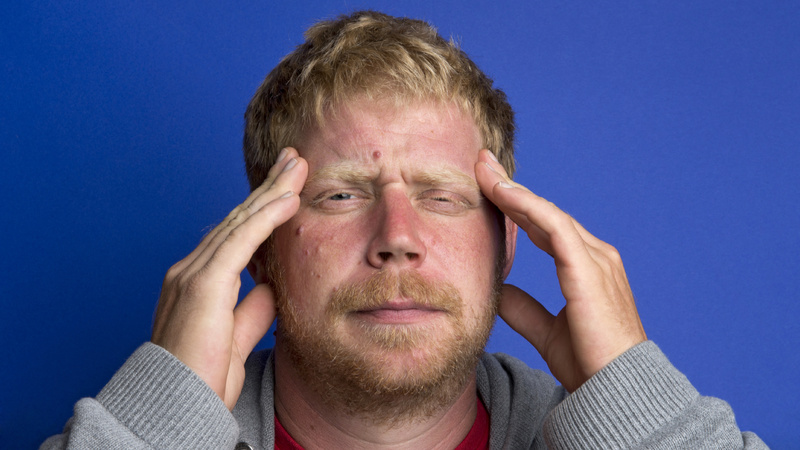 Maux tête automne: un homme se tient la tête