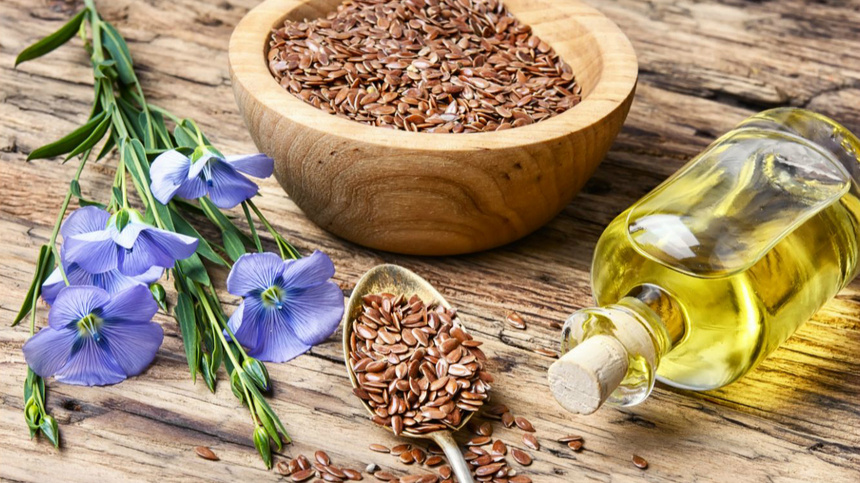 Eine Schüssel mit Leinsamen mit einer kleinen Flasche mit Öl gefüllt