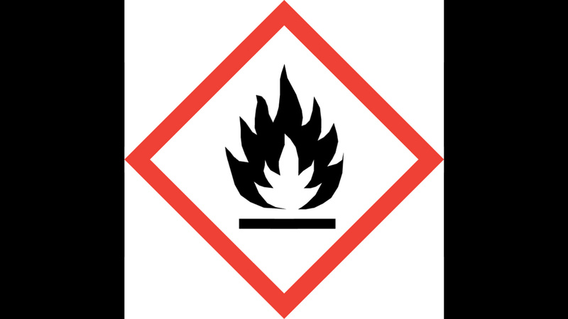 Des flammes dans un losange à bord rouge