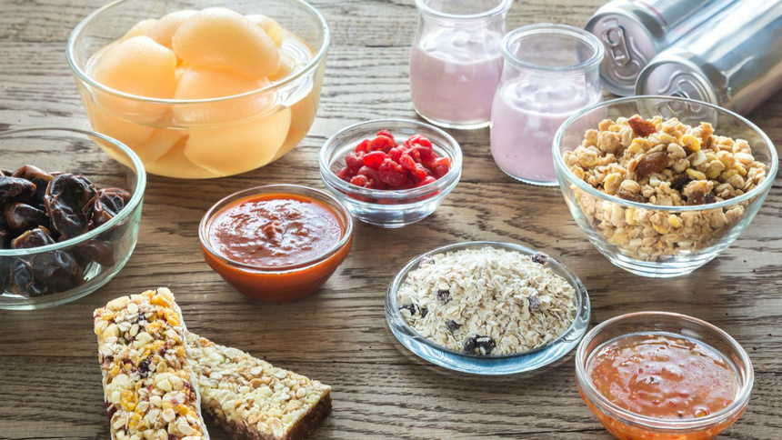 Ernährung, Zucker, Süsstoffe: Schüsseln voller Soßen und verschiedener Süßigkeiten
