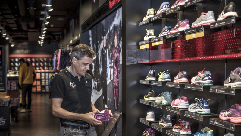 Courir, course, jogging, analyse, chaussures: Markus Ryffel est debout devant un étalage de chaussures.