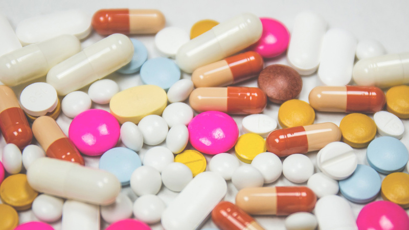 Viele farbige Tabletten.