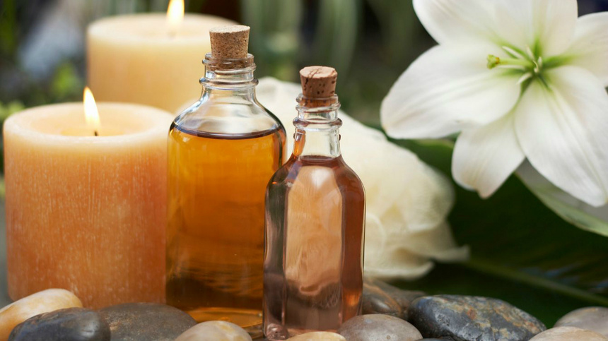 Wellness, Massage, Massageöl: Fläschchen mit Massageöl und Kerzen