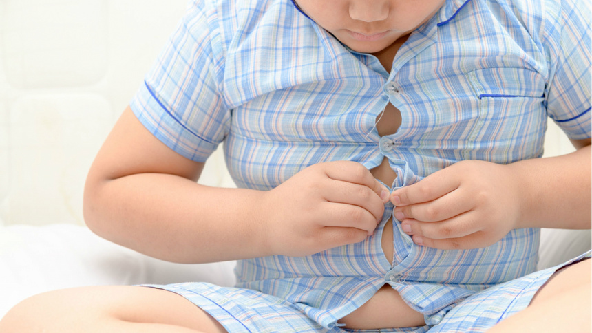 Kindergesundheit, Übergewicht: Kind kann seinen Schlafanzug nicht mehr richtig zuknöpfen.