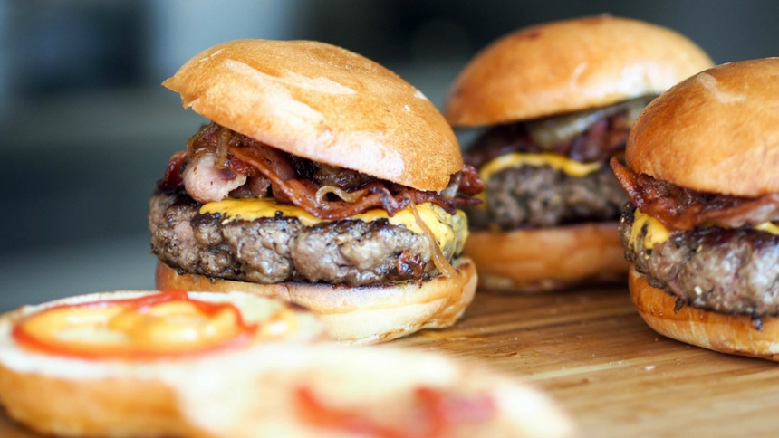 Plusieurs hamburgers posés sur une table
