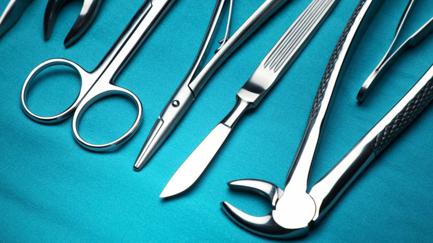 Des ustensiles pour des opérations chirugicales.