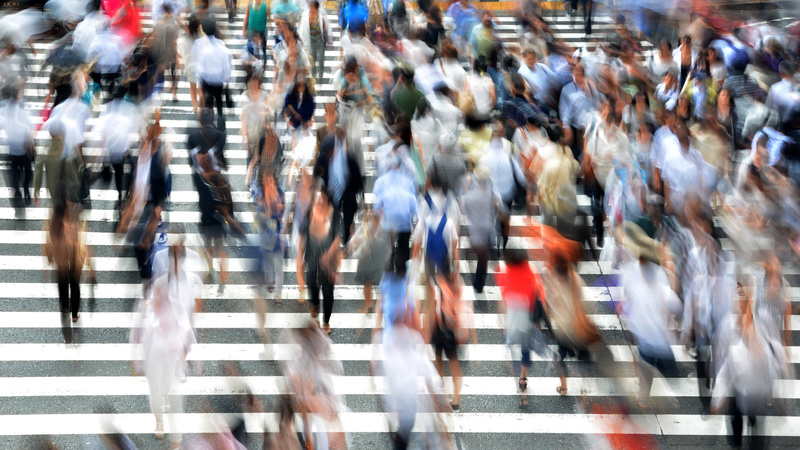Alimentation substances vitales micronutriments besoins: une foule floue qui monte et descend de larges escaliers.
