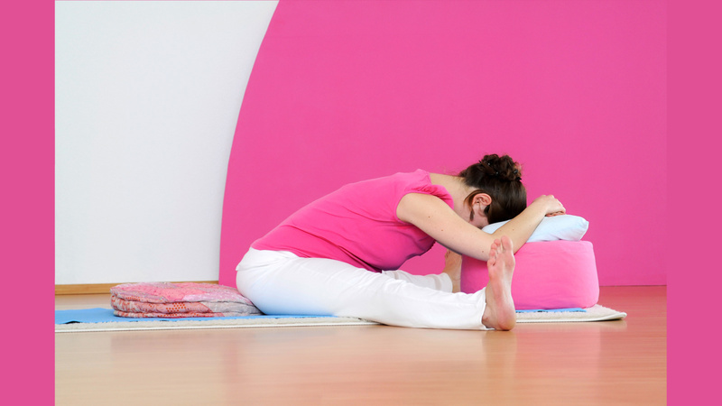 Une femme enceinte en t-shirt rose fait une ouverture large vers l'avant.