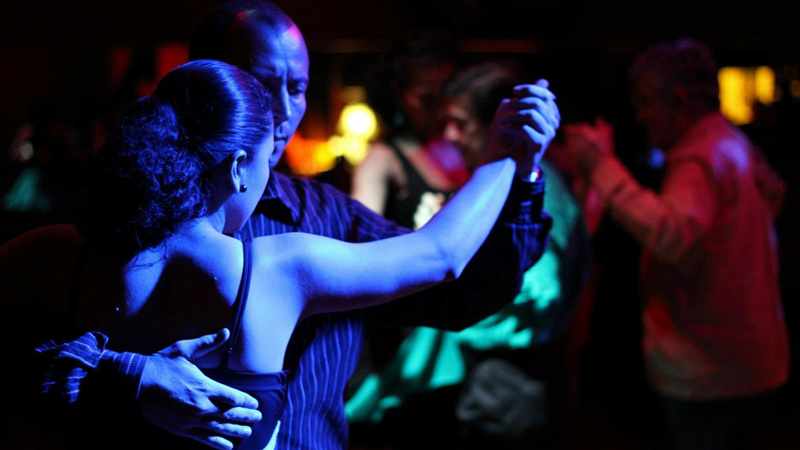 Fitness, Wintersport, fit: Paar am Tanzen, sie sind in farbiges Licht getaucht