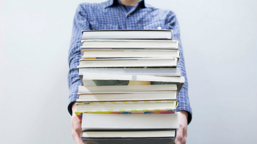 Arbeit, Rückenschmerzen, Rücken, Bewegung: jemand, der einen Bücherstapel trägt