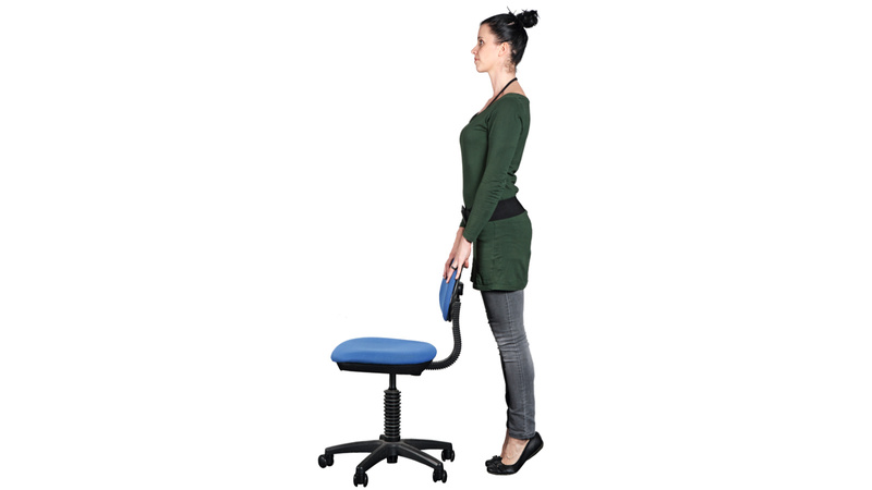 Une femme s'appuie sur sa chaise de bureau et monte sur les pointes