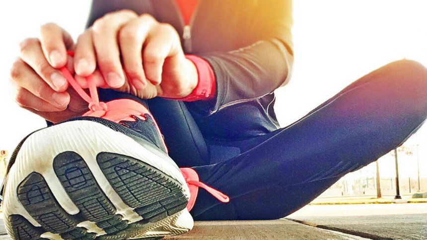 La basket droite d'une femme qui est en train de la lacer