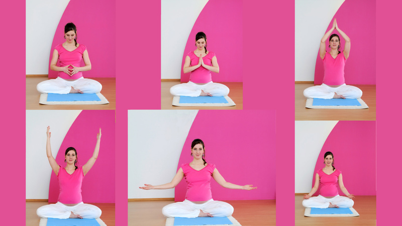 Une femme enceinte en t-shirt rose fait l'exercice mudra