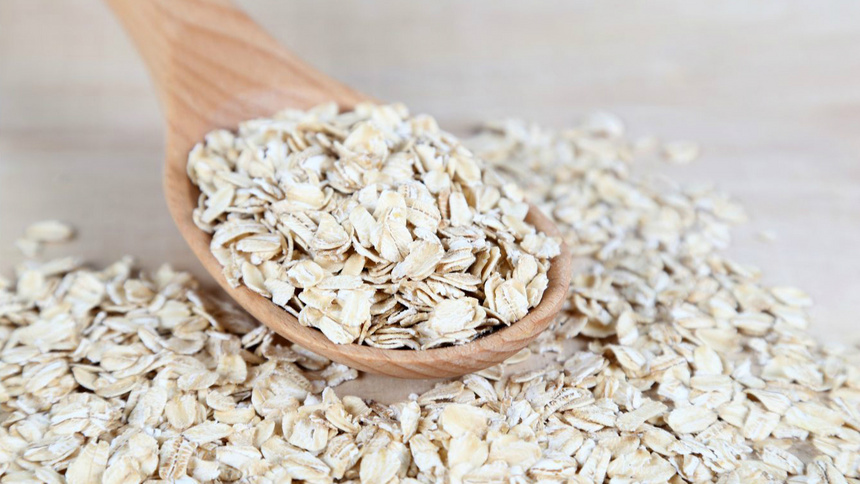 Haferlocken in einem Löffel.