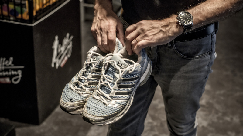 Courir, course, analyse, chaussures: une paire de chaussures de course usagées que Markus Ryffel tient dans les mains