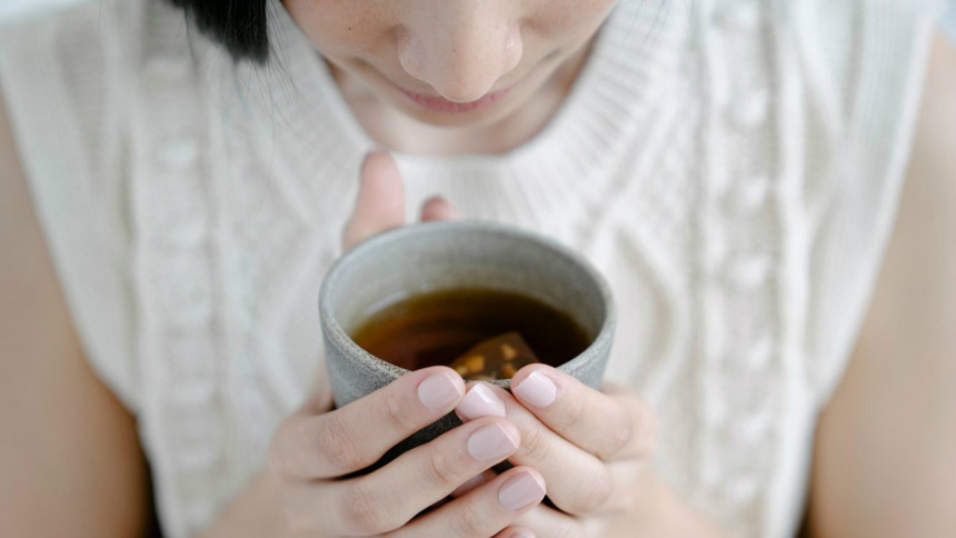 Une femme qui boit un thé