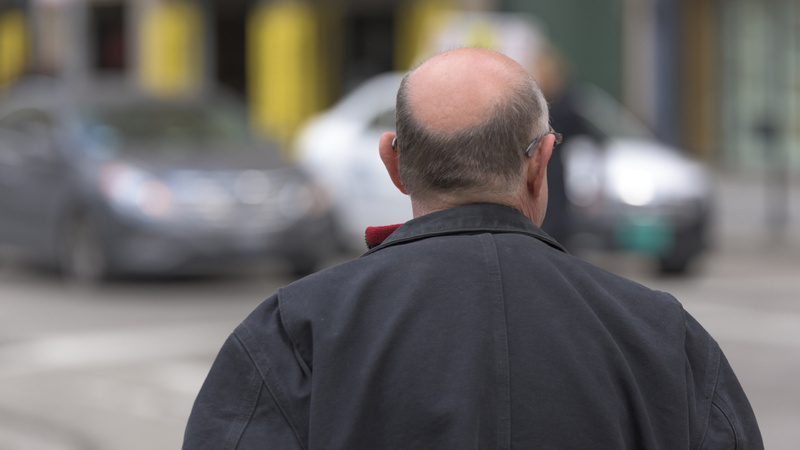 Haarausfall, Glatze, Gene: Mann von hinten, er hat nur noch einen grauen Haarkranz