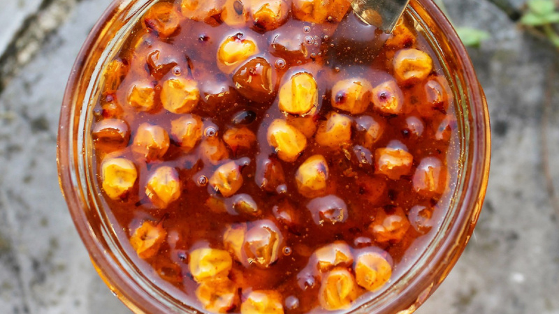 Des baies d'argousier dans un verre