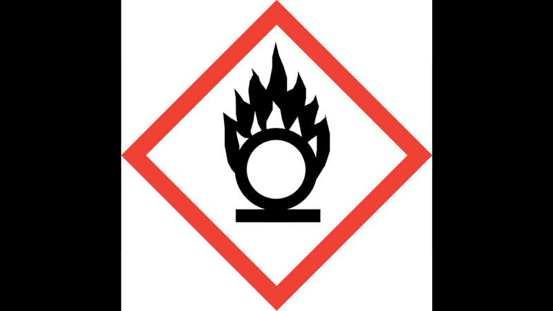 Des flammes autour d'un cercle dans un losange à bord rouge