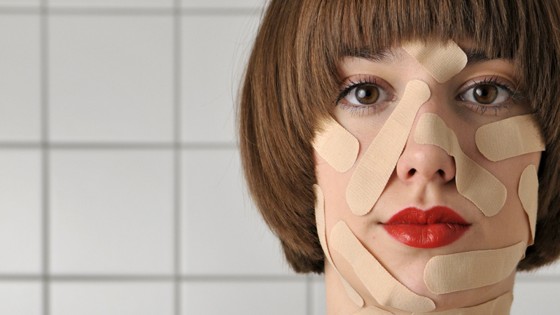 Die Haushaltsmasken für die Person