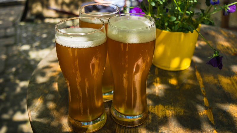 Drei Bierchen im Schatten.