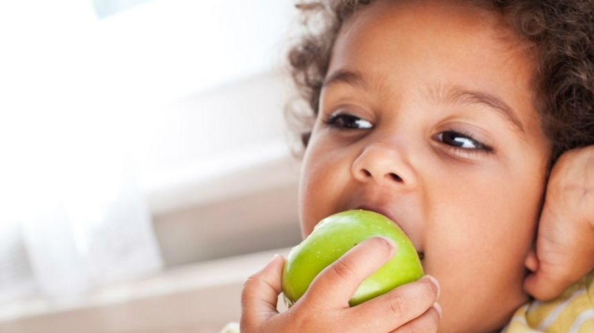 Ernährung, Vitamine, Kinder: ein Kind, das einen Apfel isst