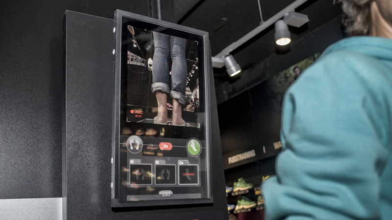 Courir, chaussures, course, analyse: le podoscope montre deux jambes avec les pantalons retroussés.