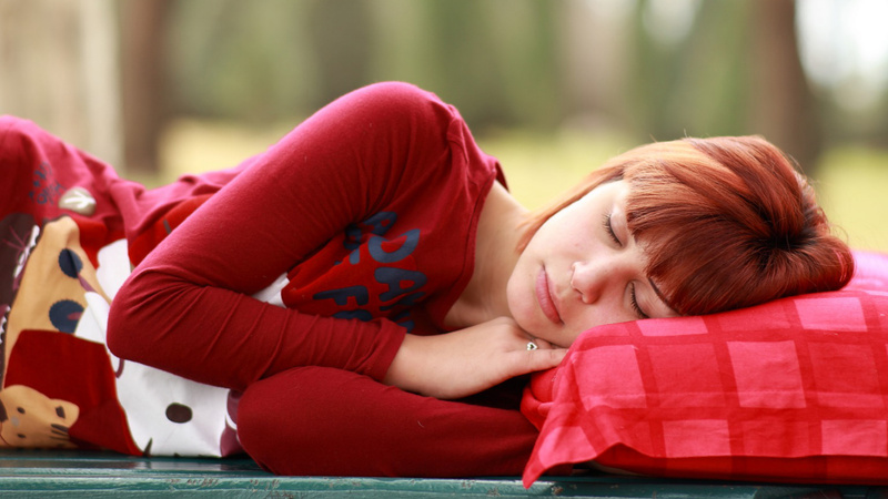Alimentation équilibre acido-basique déséquilibre conséquences: une femme habillé en rouge couchée sur le côté dort.