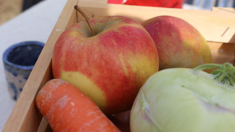 Schönheit, Pflege, Antioxidanzien: Äpfel, Rüebli und Kohlräbli liegen in einer Holzkiste