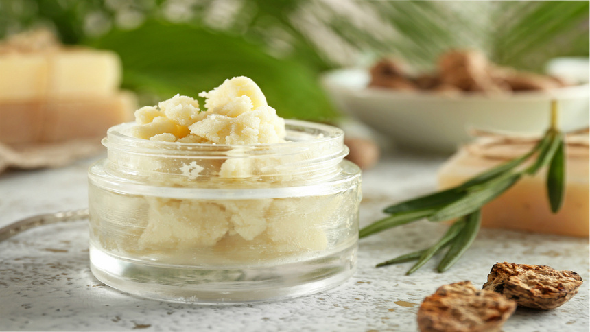 Sheabutter auf einem Löffel