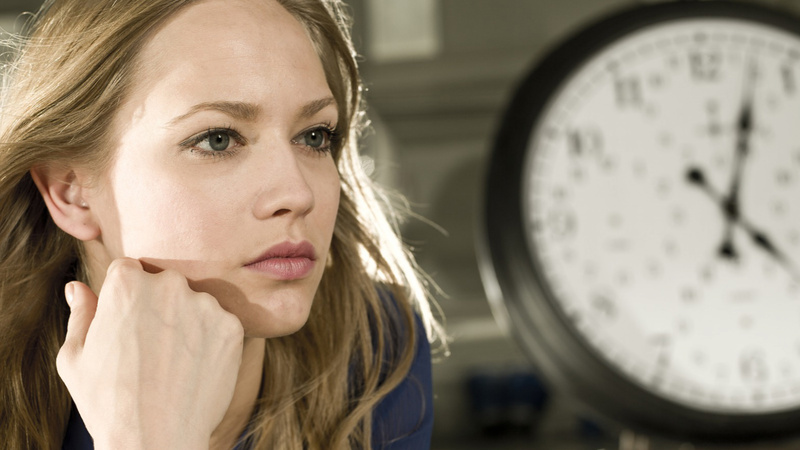 Wechseljahre: Eine blonde Frau und eine Uhr. 