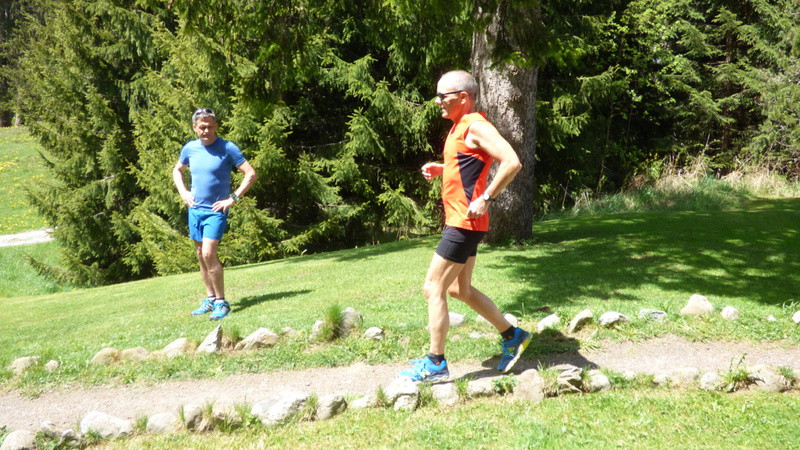 Un homme court à la descente