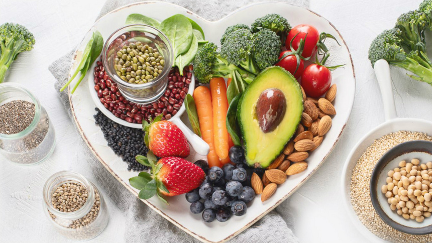 Ernährung, Vegetarismus: Ein Herzteller mit verschiedenen Gemüsen und anderen Lebensmitteln darauf