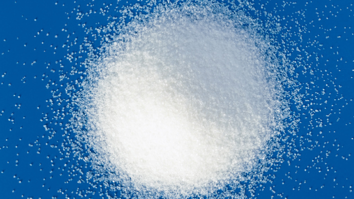 Häufchen Gelierzucker auf blauem Grund