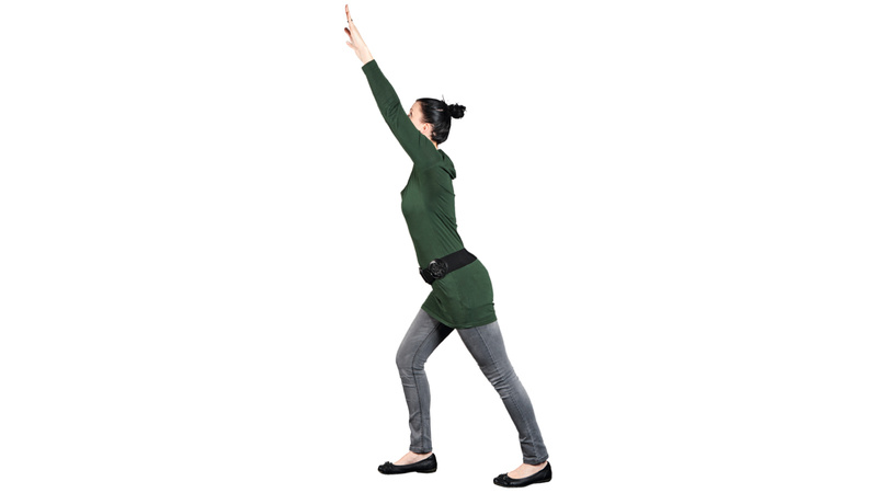 Une femme fait une fente avant en montant les bras au-dessus de sa tête